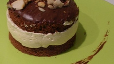 Gâteau au chocolat, à la pomme de terre, chantilly au café et amandes grillées