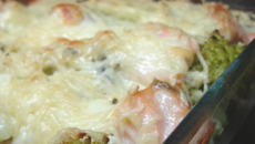 Gratin de romanesco au saumon, mozzarella et pistou