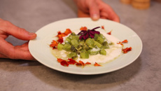 Faisselle maison au lait de brebis et aux zestes de citron, tartare de kiwis au gingembre