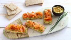 Tartines craquantes au houmous d'avocat et saumon fumé