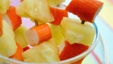 Brochettes d'ananas aux mini bâtonnets Petits Coraya