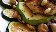 Poêlée de courgette et de pleurotes aux cacahuètes grillées