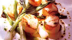 Saint-Jacques rôties et jeunes poireaux