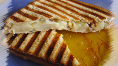 Croque monsieur poires, fourme d'Ambert, noix