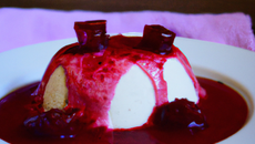 Quenelle au coulis de fruit rouge sur un lit de mousse au chocolat blanc épicé