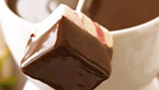 Fondue au chocolat maison aux fruits et à la brioche