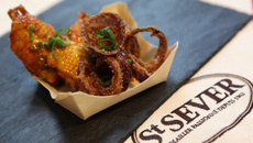 Chicken wings et onion rings sauce barbecue