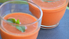 Gaspacho andalou au pain légèrement rassis