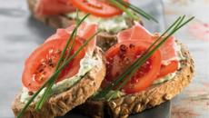 Tartine de Tomate de France en grappe à la brousse