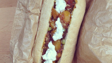 Hot-dog chutney mangue & oignons rouges