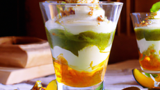 Verrine de pêches au sirop de thé vert et au fromage blanc