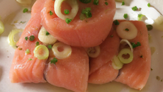 Saumon sur lit de poireaux