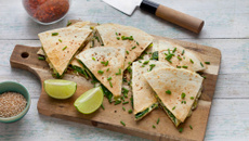 Quesadillas aux pousses d'épinard, oignons et feta