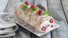 Gâteau roulé meringé aux fruits rouges