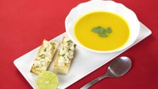 Velouté de potiron, bruschetta façon tartare de crevettes