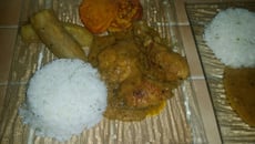 Poulet sauté aux légumes, bananes plantains et galettes de manioc