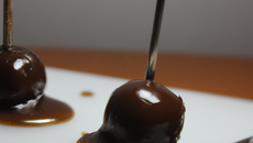 Sucette au chocolat noir, praliné et au rhum