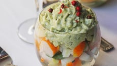 Tartare de bâtonnets au Saumon Fumé Coraya aux agrumes et sa chantilly d'avocat