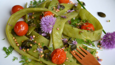 Salade de haricots plats, kasha, tomates cerise rôties et graines - sauce aillée