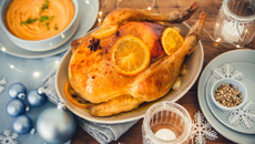 Chapon farci au pain d’épices et au foie gras et poivre blanc de Penja