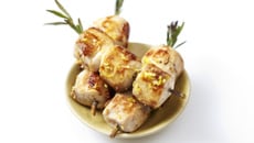 Brochettes de lapin au romarin, marinées au citron confit