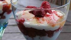 Verrines rhubarbe-framboises parfumées à la rose