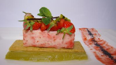 Comme un cheesecake.........rhubarbe pochée à la vanille bourbon, sablé shortbread à l'orange, quelques guariguettes et crème au coquelicot