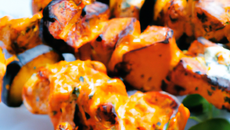 Brochettes de lotte et saint jacques aux épices tandoori