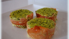 Petites mousses de courgette sur lit de saumon fumé