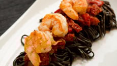 Linguine à l'encre de seiche, poivrons grillés, gambas et pimentón