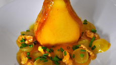 Poire rôtie au raisin et aux noix