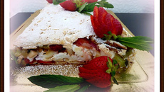 Biscuit meringué fraises, kiwis, lemon curd, chantilly