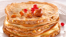 Gâteau de crêpes à la châtaigne, poires et noix