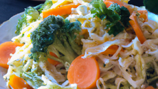 Salade de pâtes aux carottes et aux brocolis