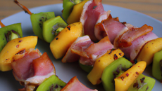 Brochettes de jambon cru à la papaye et au kiwi