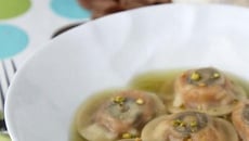Ravioles végétariennes à l'ail et à la patate douce accompagnées de leur bouillon vert