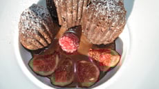 Madeleines au chocolat noir et sa sauce au chocolat au lait