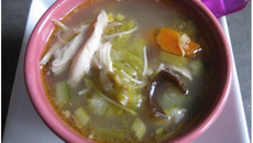 Bouillon de poule aux légumes et vermicelles parfumé à la citronnelle