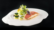 Rouget en filet poêlé au poivre de Penja, cotes de blettes fondantes au thym, fleur de courgettes et herbes en friture.