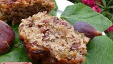 Cake aux figues et figatellu, en feuille de figuier