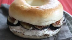 Bagel tapenade, chèvre et figues