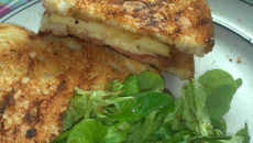 Grilled cheese aux oignons caramélisés