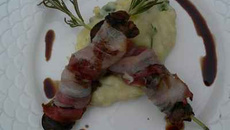 Brochettes d'escargots au romarin, lard paysan et purée aillée