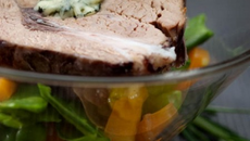 Transparence d'épaule d'agneau farcie à la Fourme d'Ambert, vinaigrette à la mangue et son ragoût de légumes printaniers