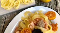 Lotte rôtie, tagliatelles aux palourdes et agrumes