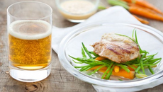 Grenadins de veau au cidre et aux baies roses