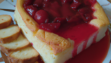 Charlotte aux lichis et coulis de fruits rouges