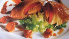 Croustille de pigeon et cèpes au chou frisé et girolles, pommes gaufrettes