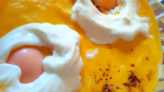 Crème de potiron, écume de lard fumé et œufs pochés