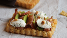 Pain à la crème de Saint-Agur, Speck, kiwi et pignons de pin, quenelles de Carré Frais au citron vert et ciboulette